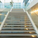 Le scale sono un elemento architettonico fondamentale in molte strutture, sia residenziali che commerciali
